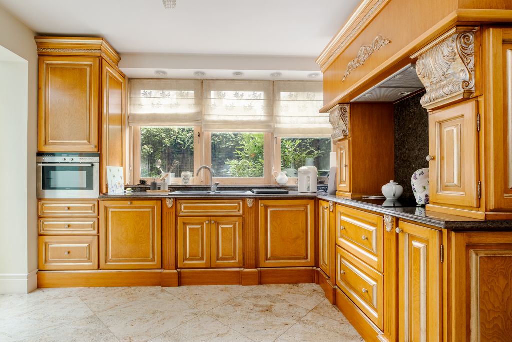 Property photo 3 of 34