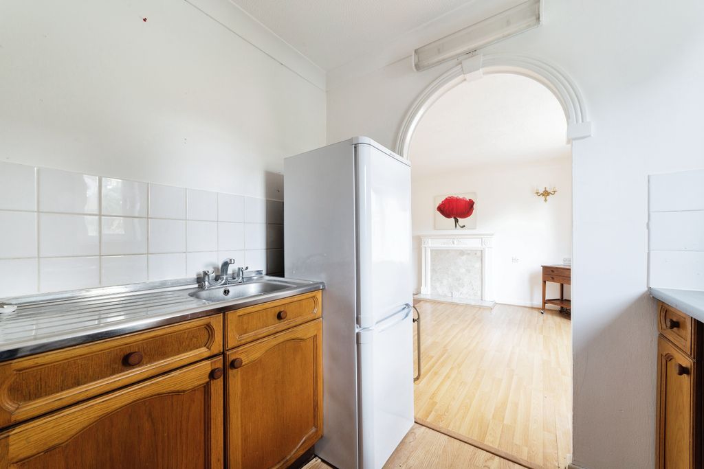 Property photo 3 of 10 Kitchen