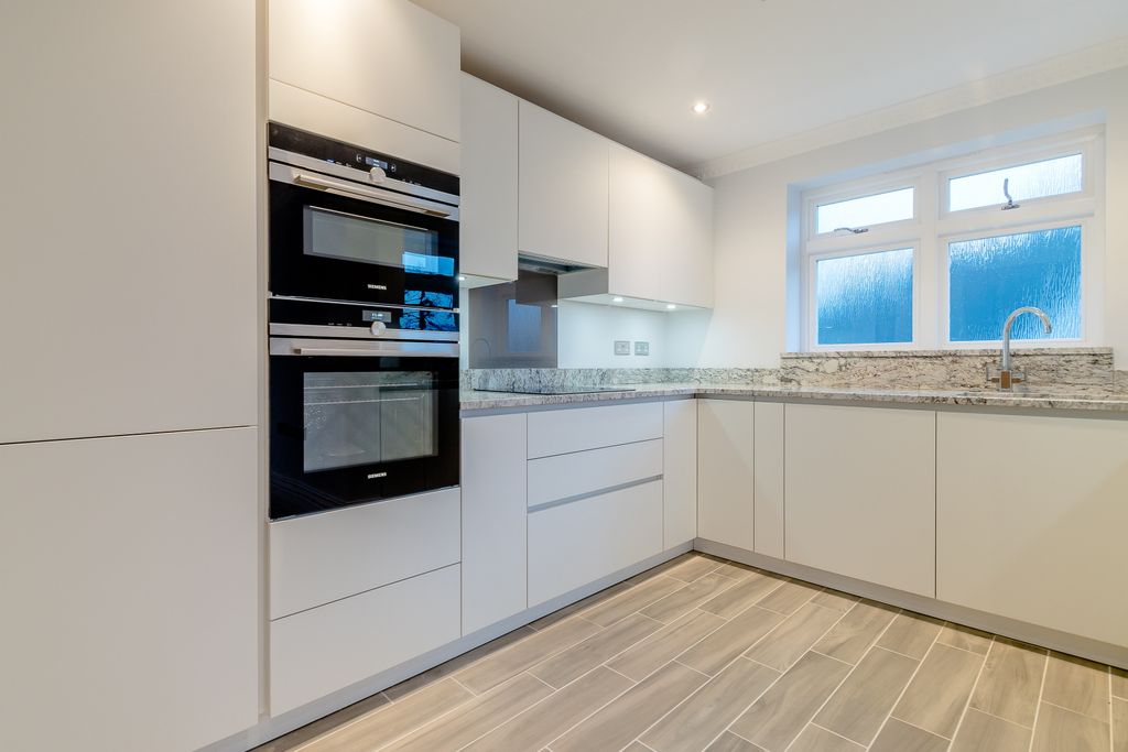 Property photo 2 of 12 8323028-Flat4_9-Interior02-800