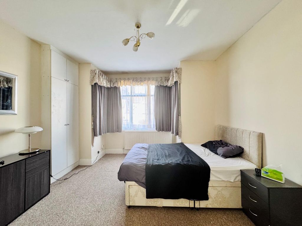Property photo 3 of 12 Carltom Avenue (15)