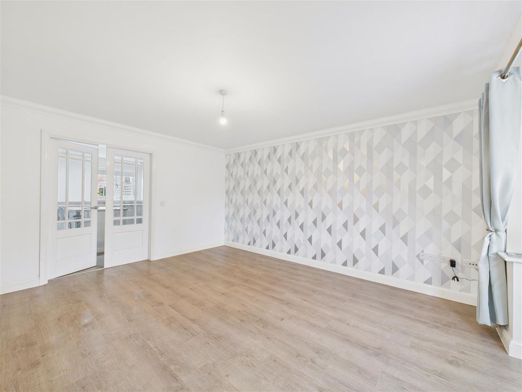 Property photo 3 of 15 Lounge