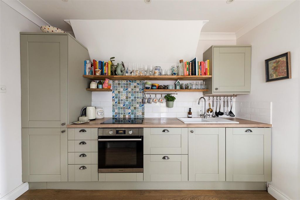 Property photo 3 of 28 Francis Road, E10