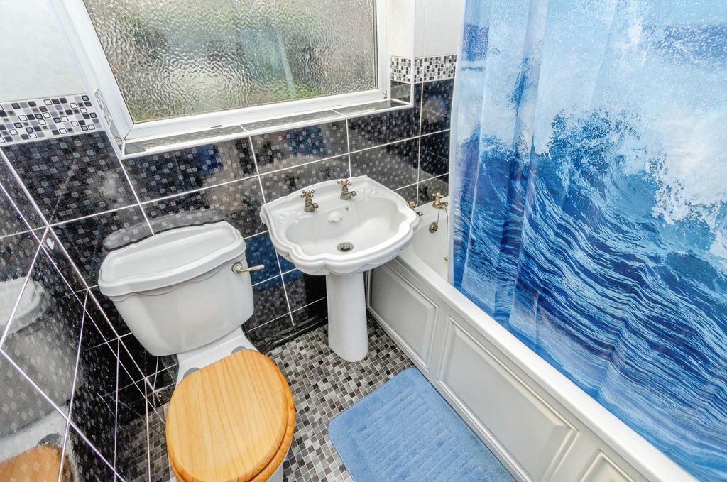 Property photo 3 of 15 Bathroom