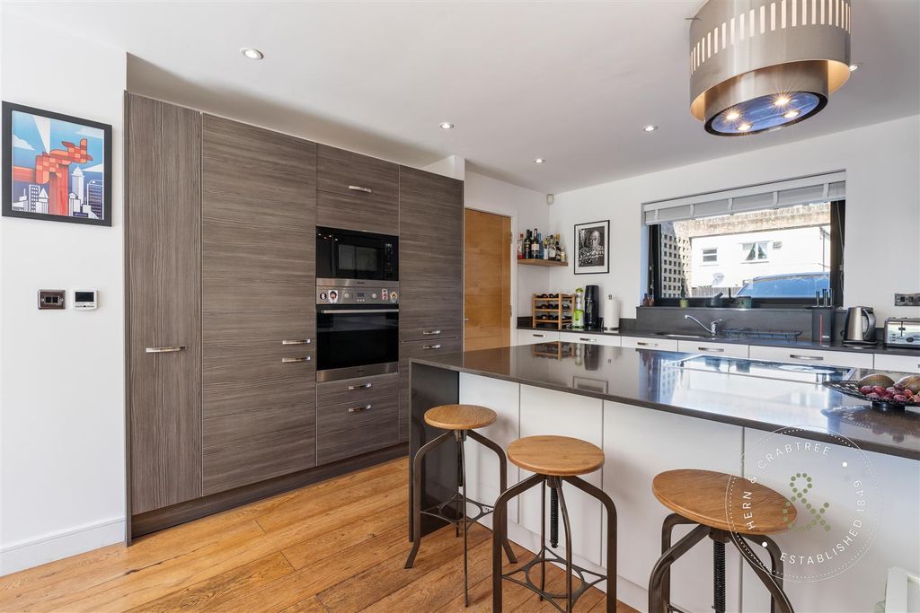 Property photo 3 of 50 Conway Mews, Hern Crabtree (16).Jpg