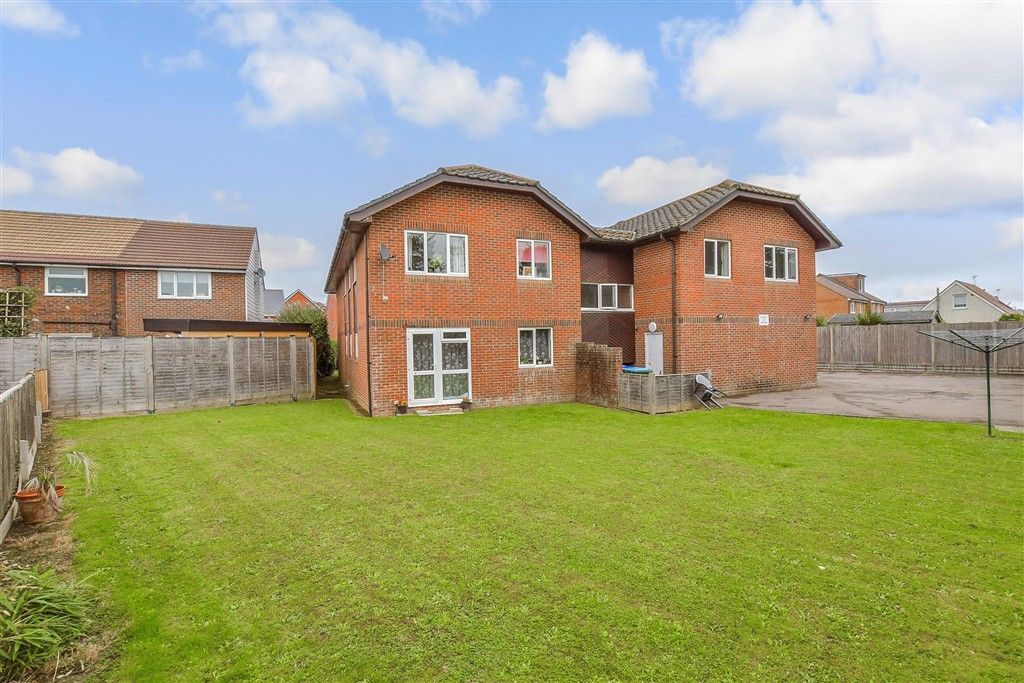 Property photo 2 of 8 Communal Gardens