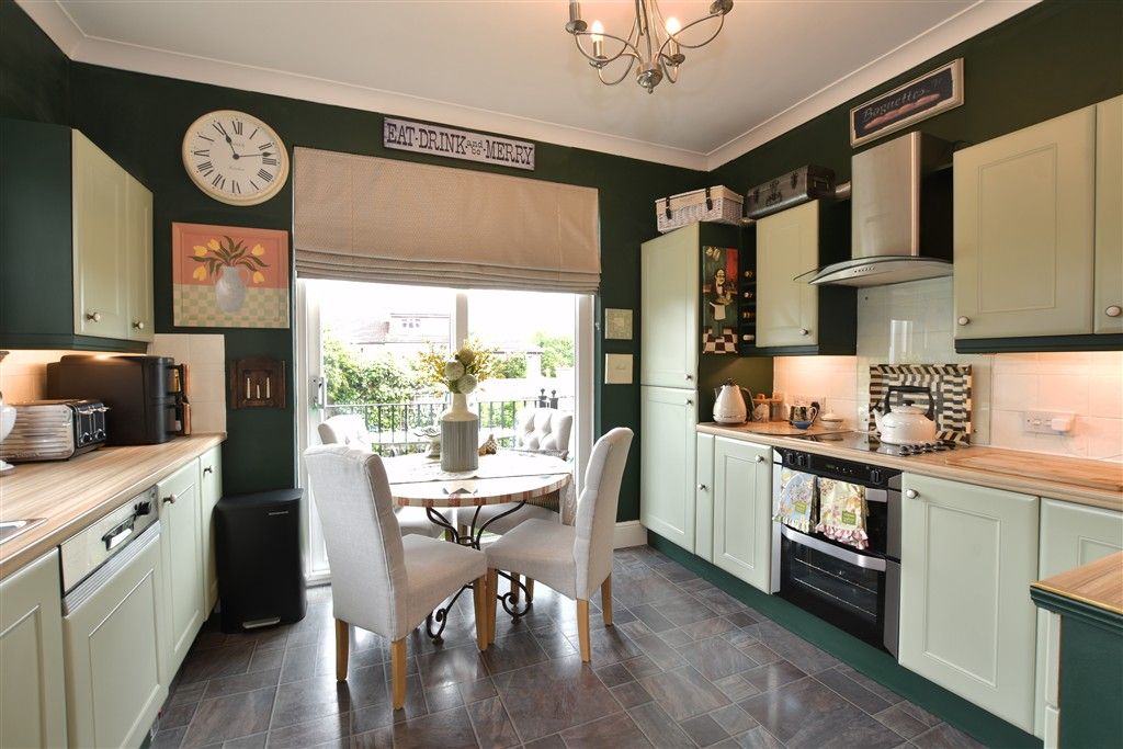 Property photo 3 of 17 Kitchen