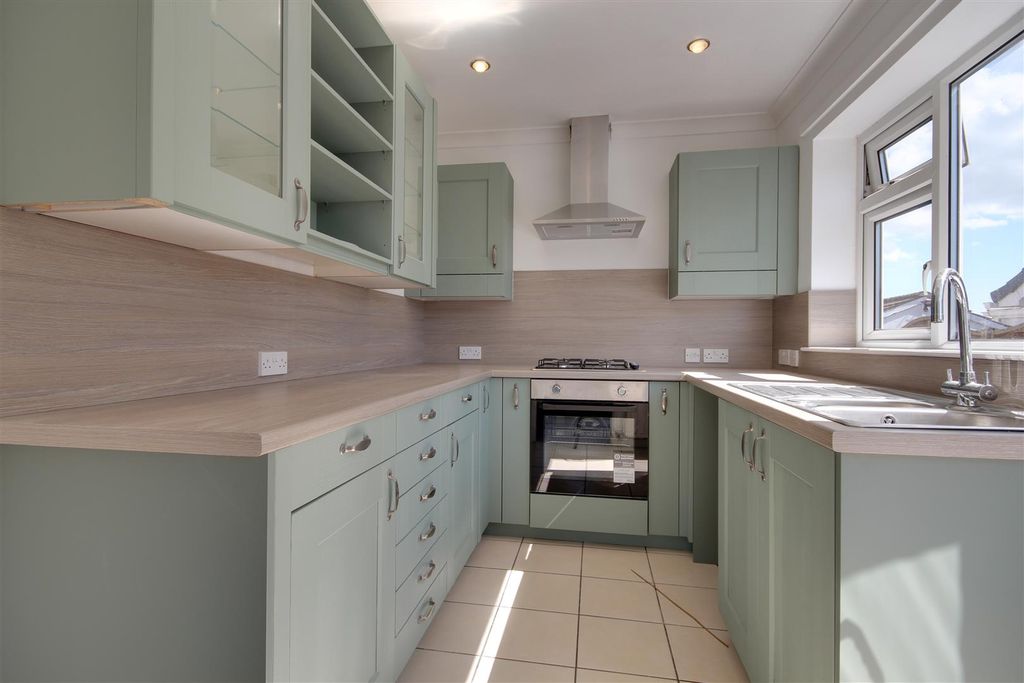 Property photo 3 of 9 Kitchen