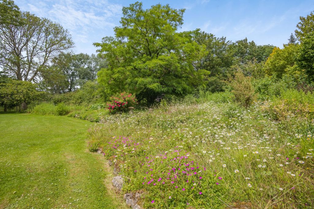 Property photo 3 of 20 Grounds