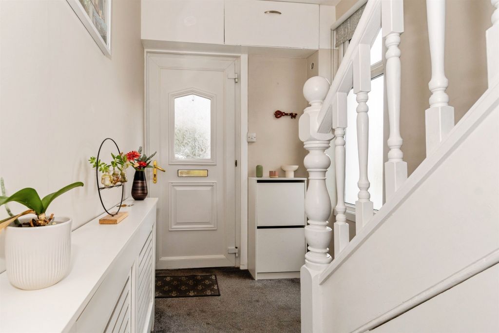 Property photo 3 of 28 Entrance Hall