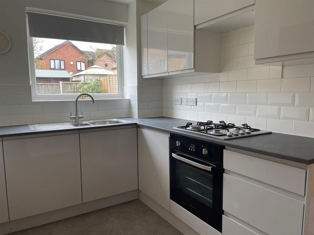 Property photo 3 of 7 Kitchen