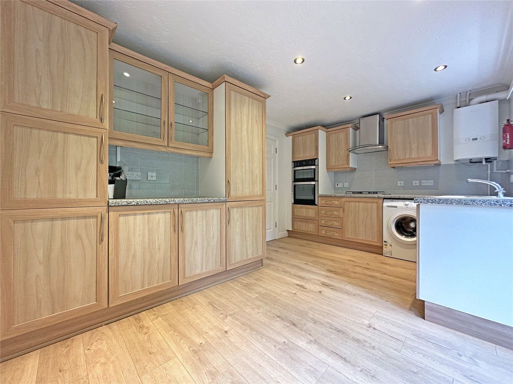 Property photo 3 of 11 Kitchen