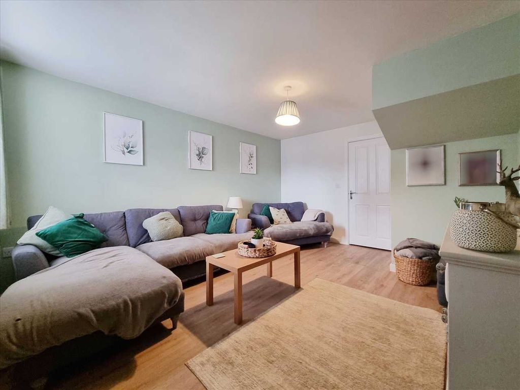 Property photo 2 of 11 Lounge: