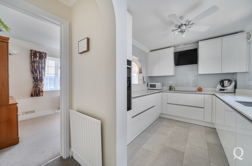 Property photo 3 of 36 56A0F2Ef-31B7-436...