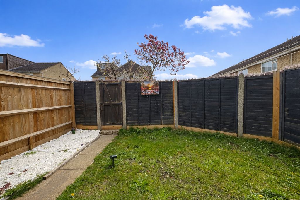 Property photo 2 of 12 Garden