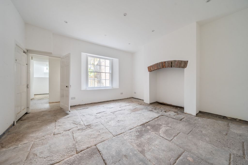 Property photo 3 of 24 Basement Room