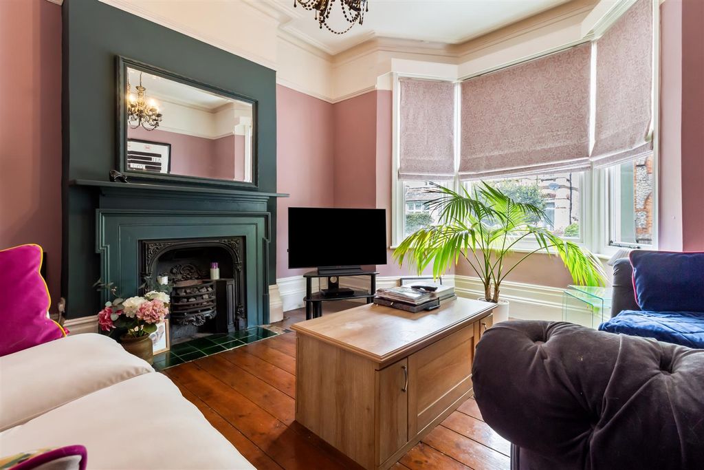Property photo 2 of 25 Cambridge Road 1-003.Jpg