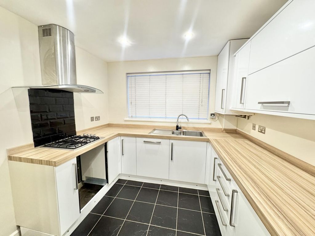 Property photo 2 of 11 Kitchen