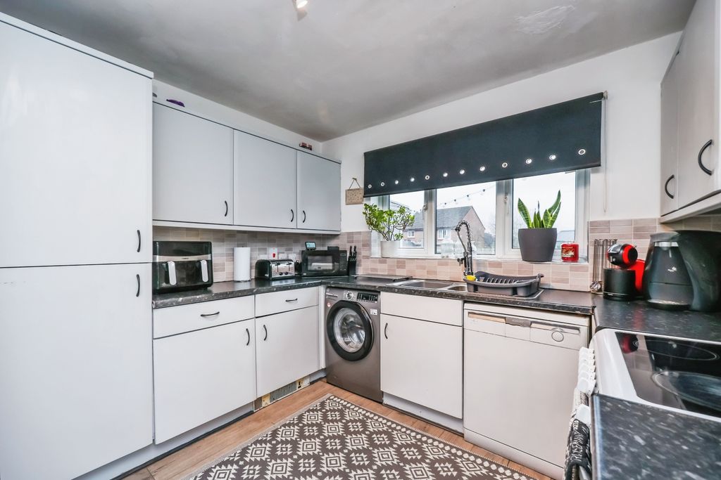 Property photo 3 of 18 Kitchen