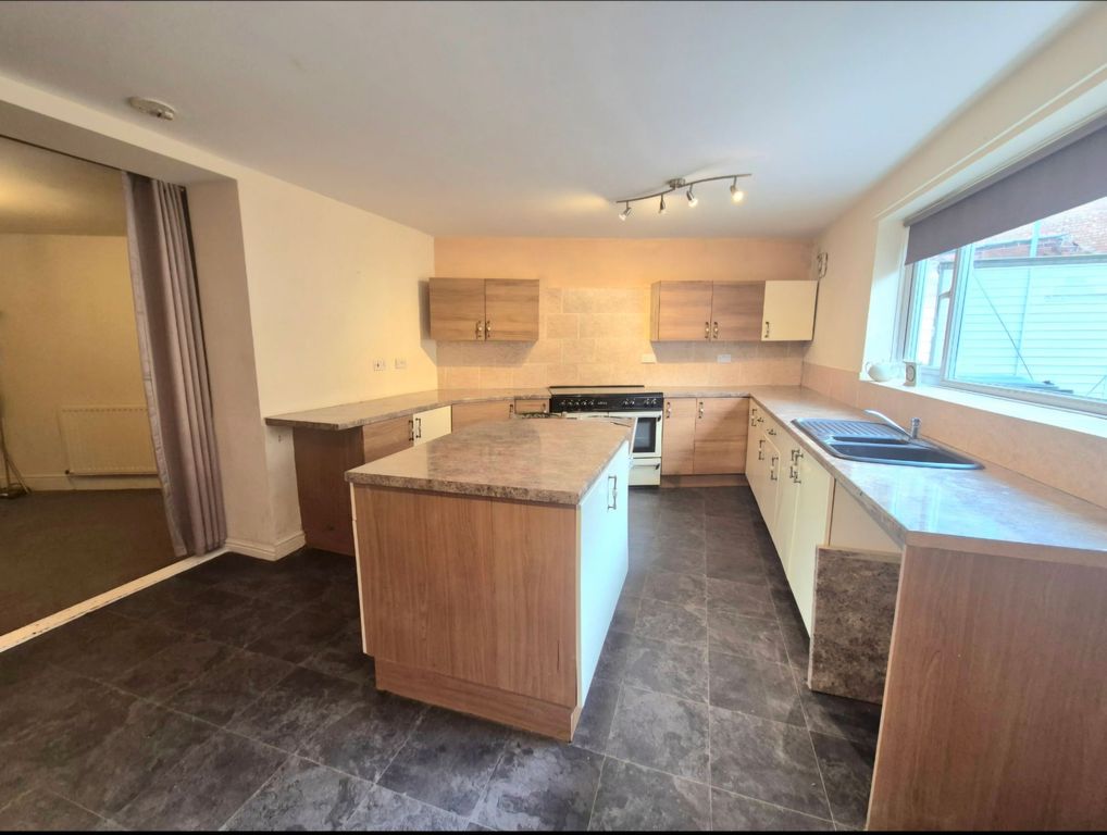 Property photo 3 of 10 Kitchen
