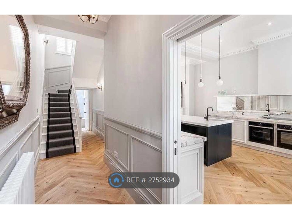 Property photo 3 of 8 Hall Enterance