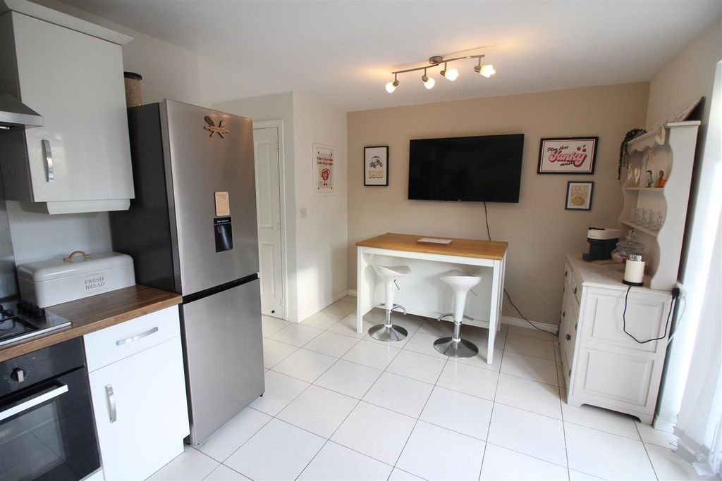 Property photo 3 of 16 Kitchen/Diner