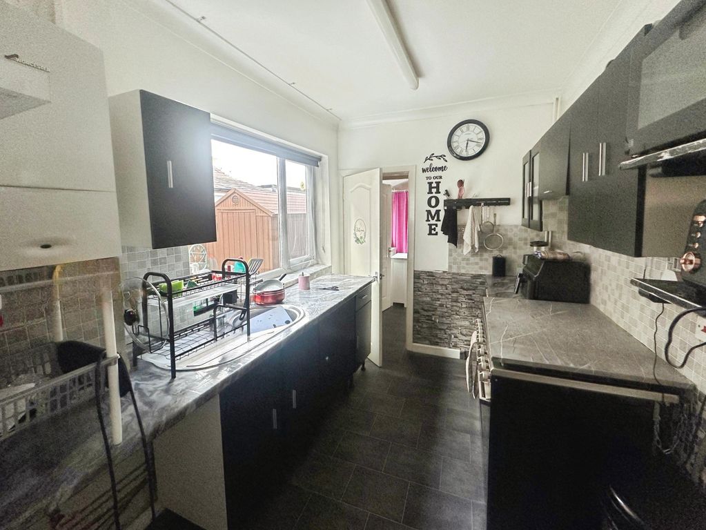 Property photo 3 of 9 Kitchen