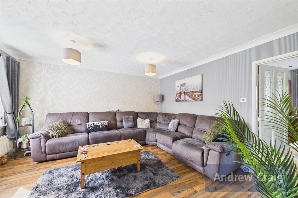 Property photo 2 of 16 Lounge