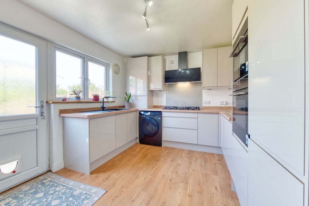 Property photo 3 of 46 Kitchen