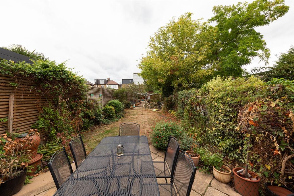 Property photo 2 of 36 Grenville Gardens, Ig8