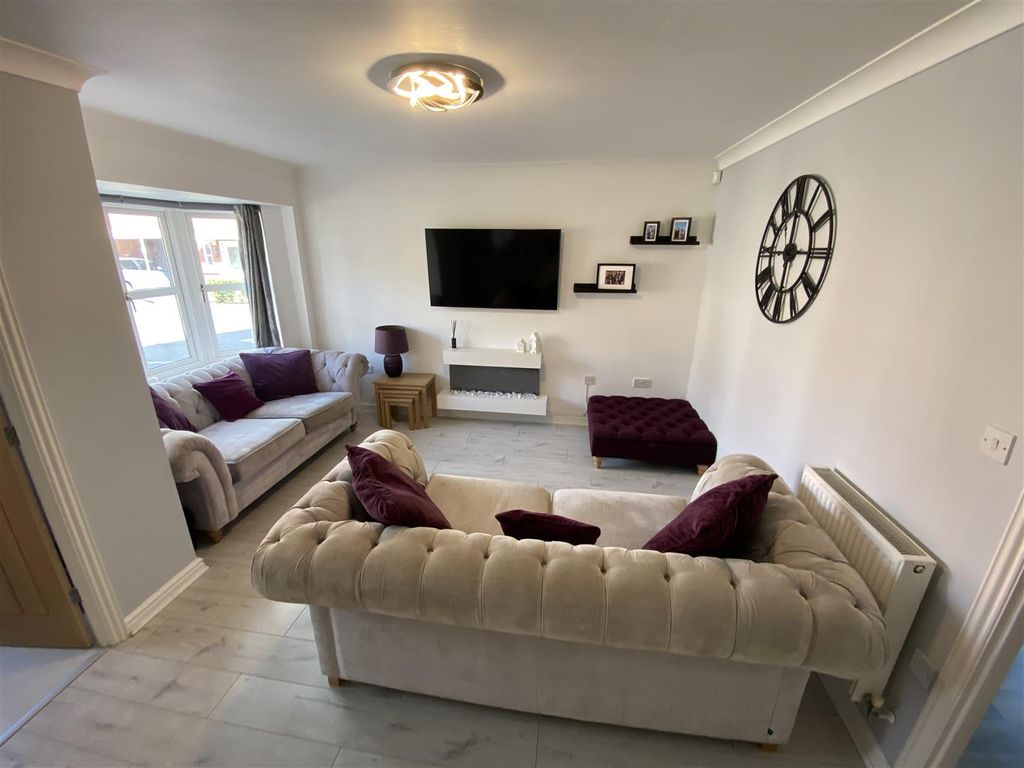 Property photo 2 of 13 Lounge