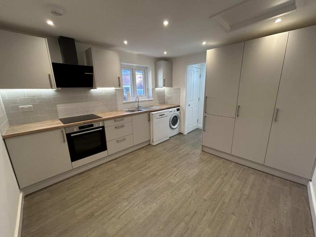 Property photo 2 of 8 Kitchen