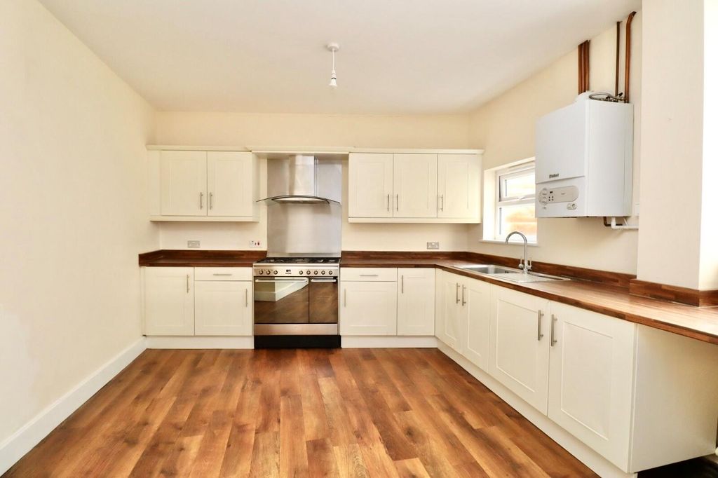 Property photo 2 of 11 Kitchen