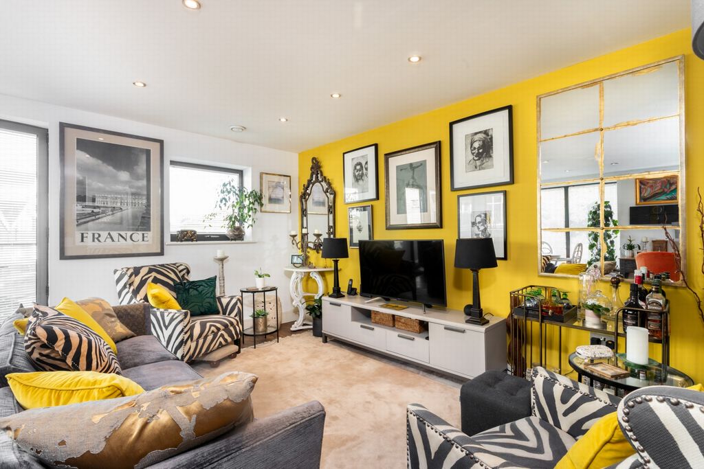 Property photo 3 of 21 Living Space