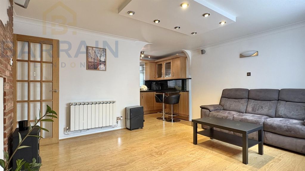 Property photo 1 of 8 Alhallows Rd, E6 For Sale By Barrain London Estate Agency