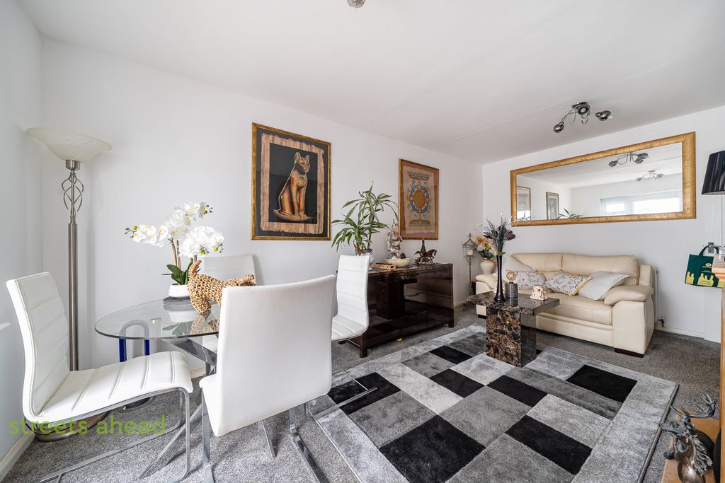 Property photo 3 of 15 Fdd89F33-0Bfa-45E...