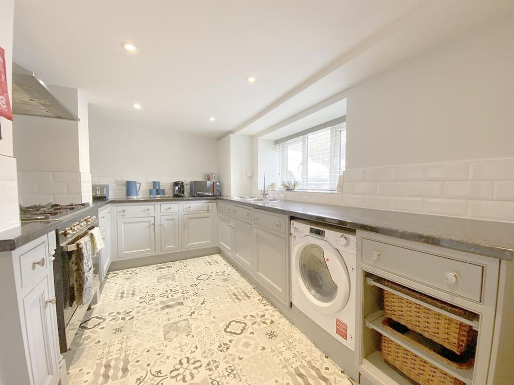 Property photo 2 of 15 Kitchen
