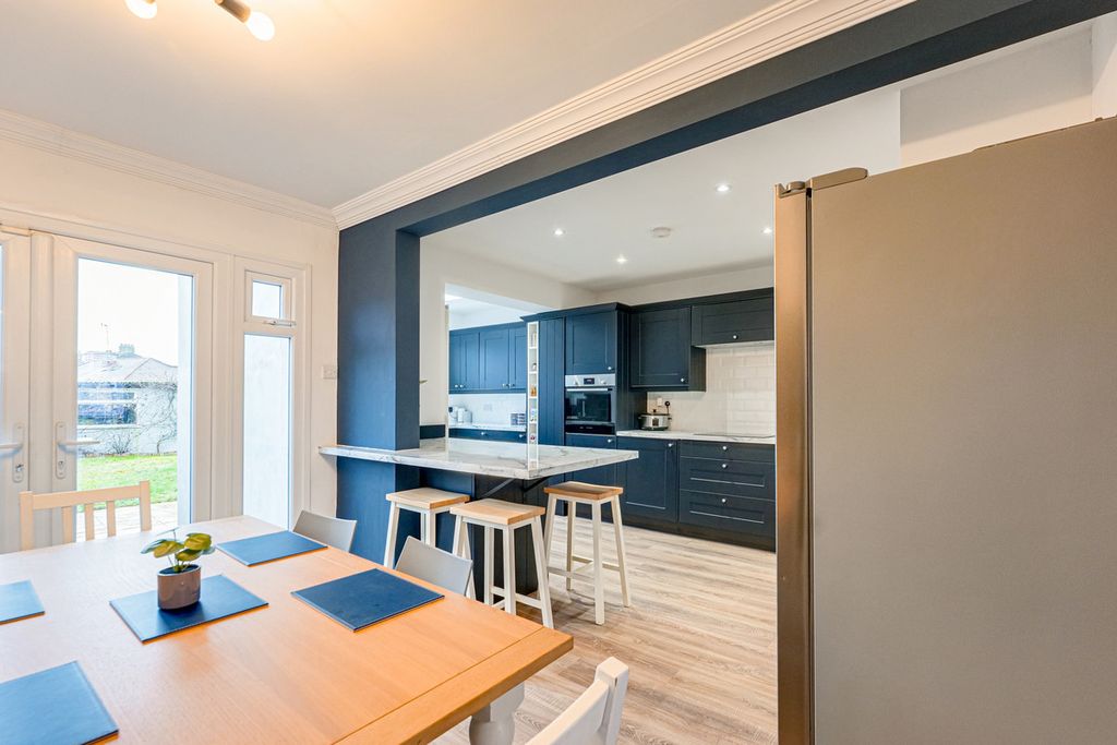 Property photo 2 of 31