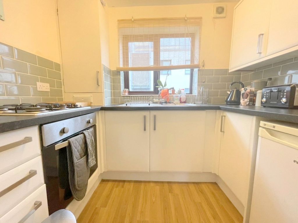 Property photo 3 of 8 Kitchen