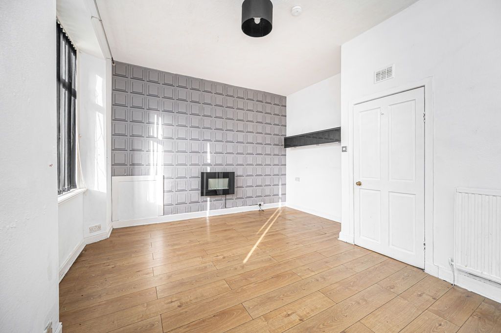 Property photo 2 of 21 Lounge