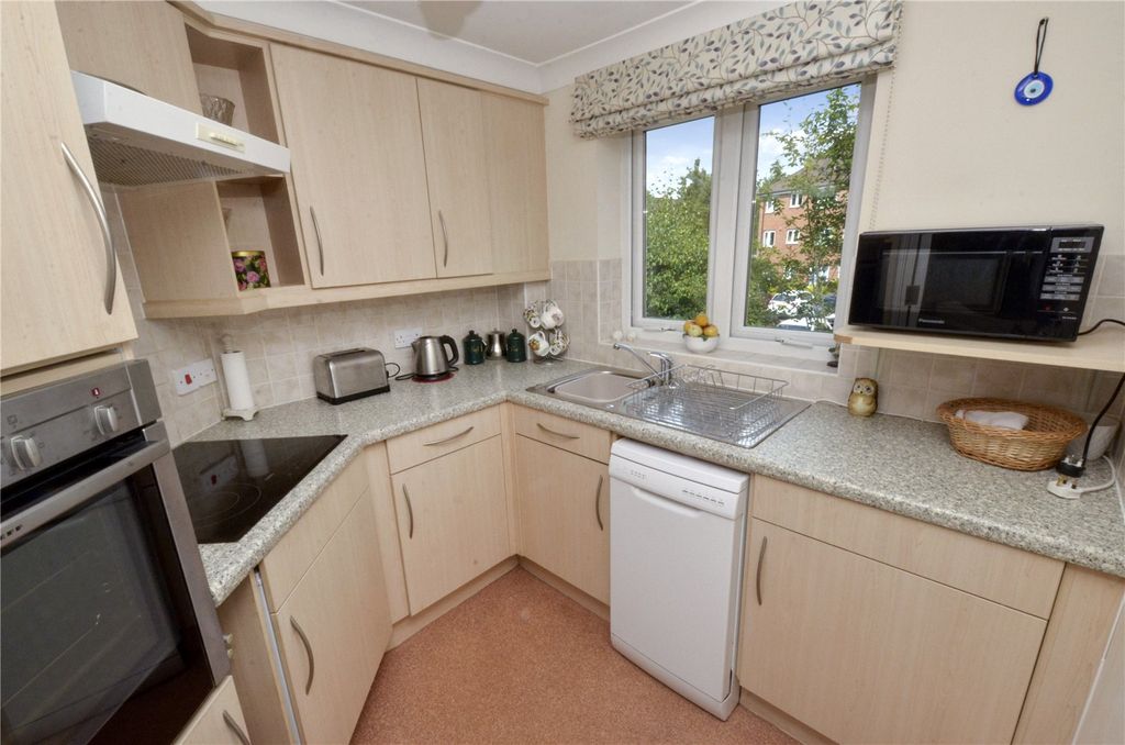 Property photo 3 of 11 Kitchen