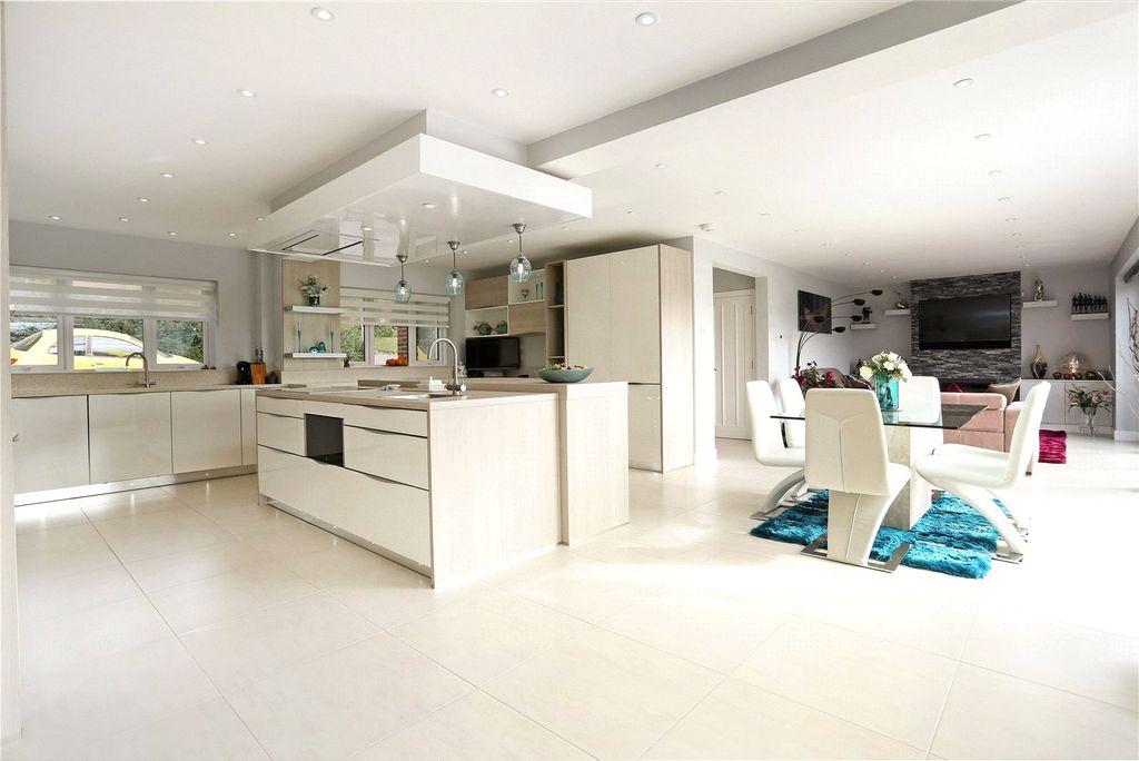 Property photo 2 of 13 Kitchen/Dining