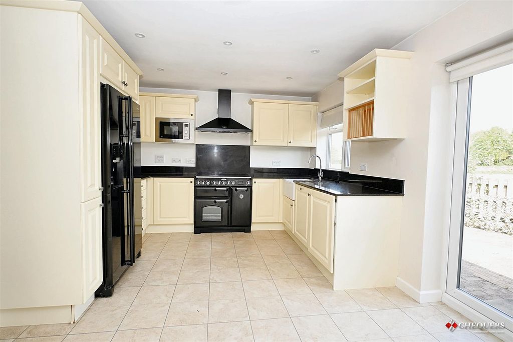 Property photo 2 of 20 Kitchen/ Dining Room