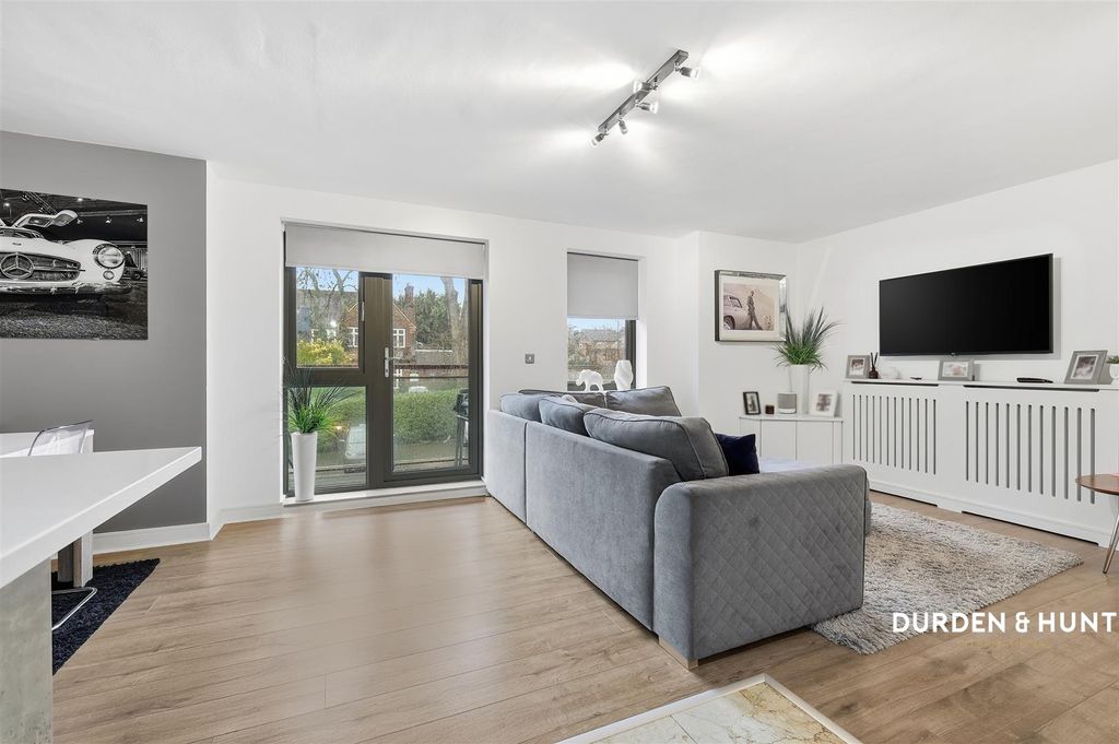 Property photo 2 of 11 Honeysuckle Court