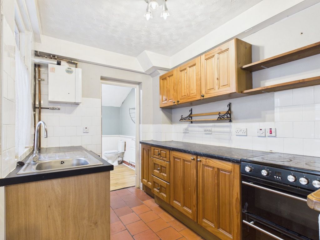Property photo 3 of 10 Kitchen