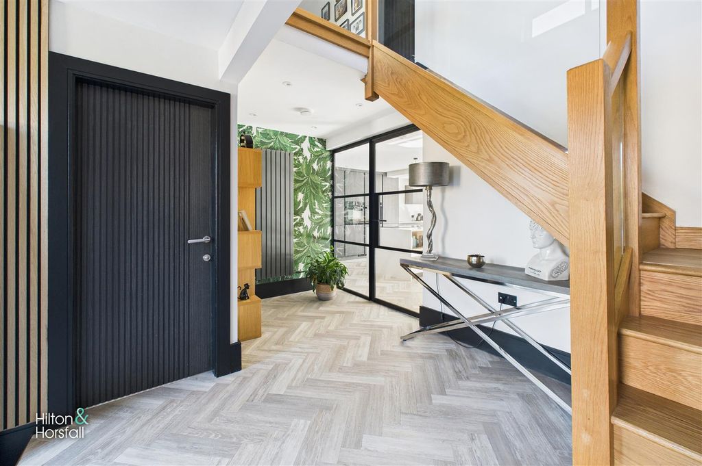 Property photo 2 of 38 Willaston Avenue