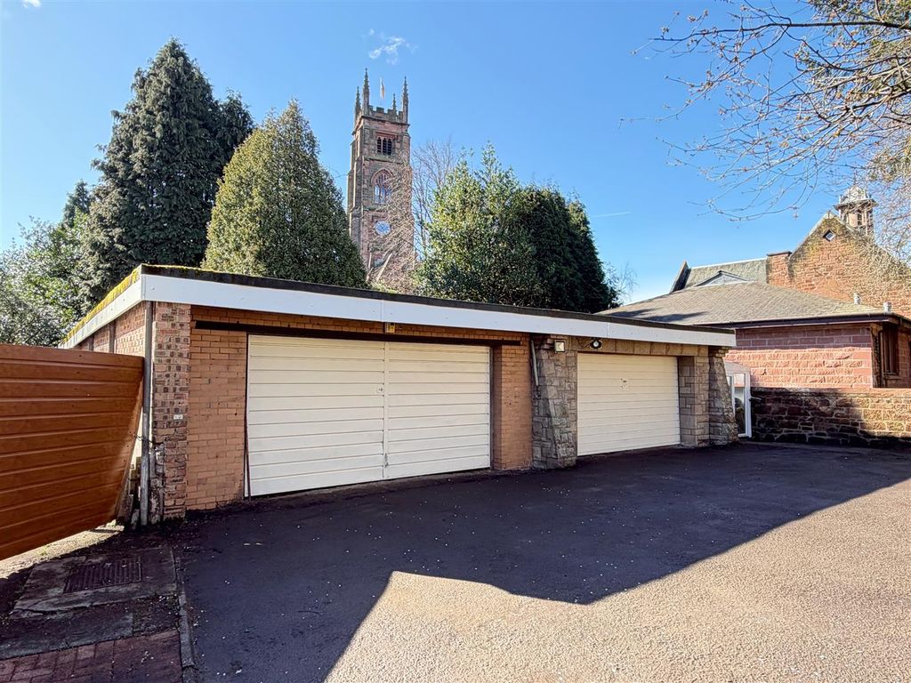 Property photo 2 of 25 Garages
