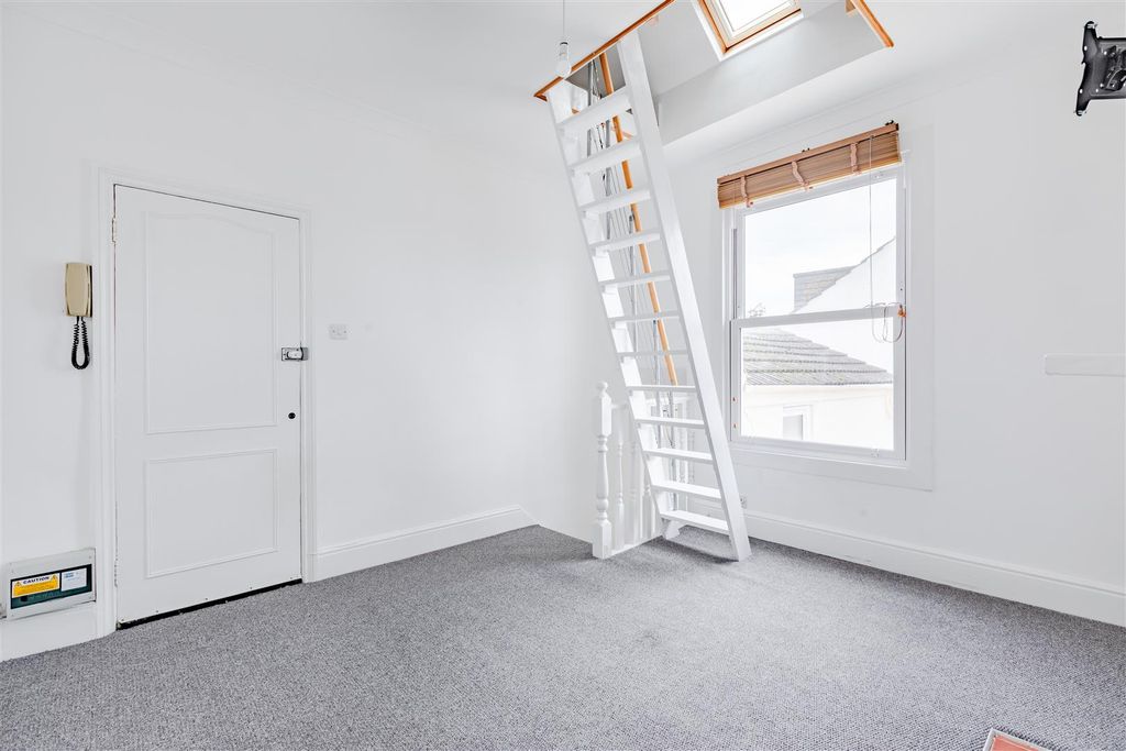 Property photo 2 of 6 Studio