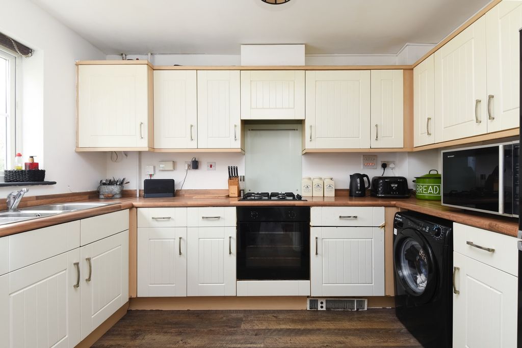 Property photo 2 of 17 4673558