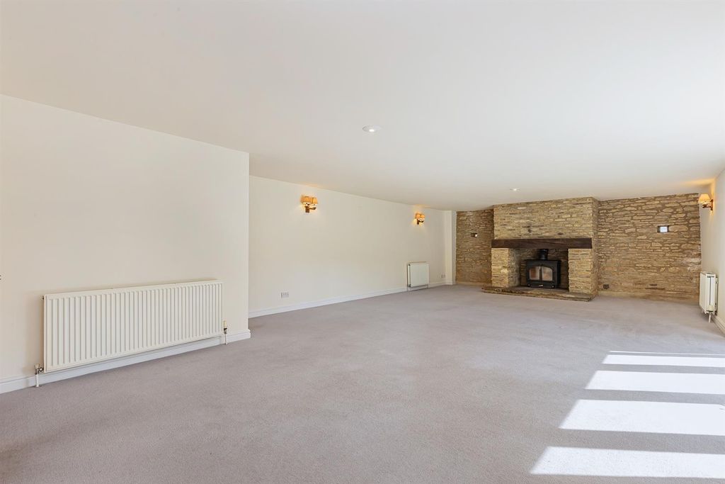 Property photo 3 of 18 302681.Jpg