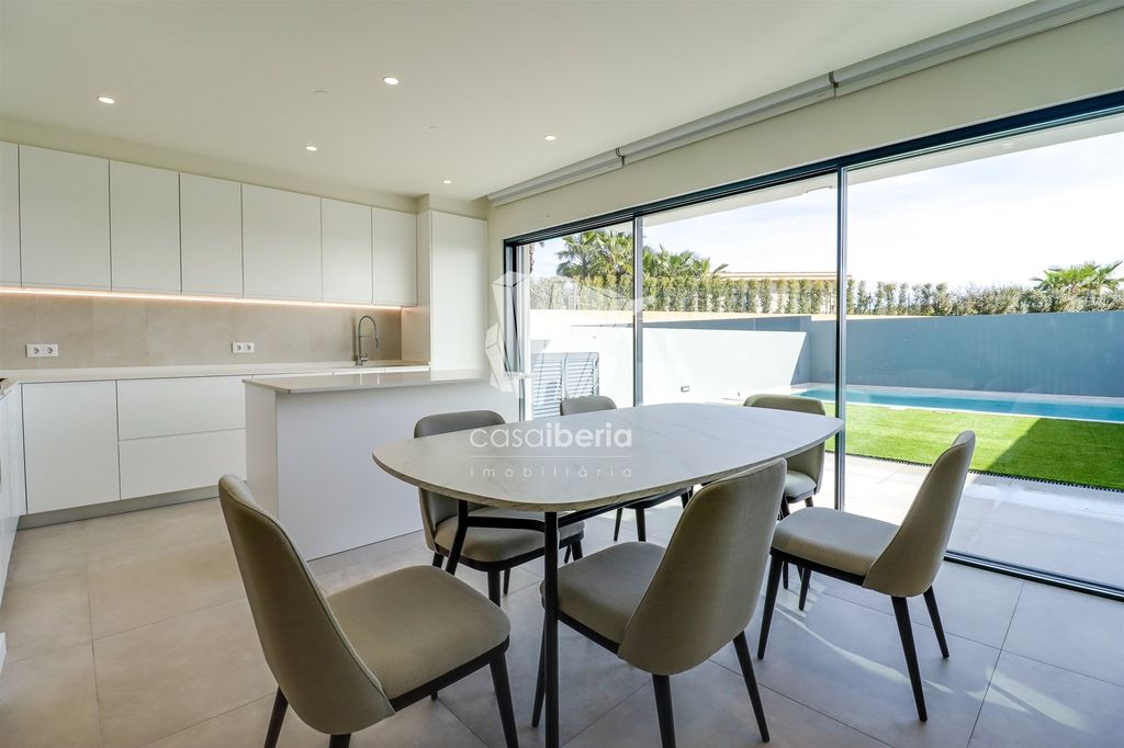 Property photo 1 of 38 4 Bedrooms - Terraced House - Montenegro - Faro